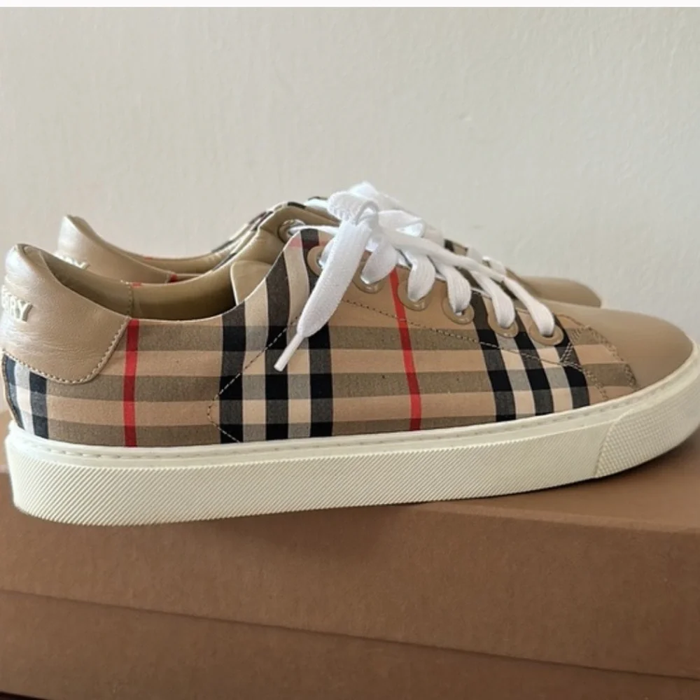 Women's Albridge Vintage Check Low-Top
Burberry Sneakers #ITCALFAR14CHI - Picture 6 of 8